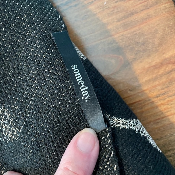 NWT Someday by Opus (Germany). Lovely black & metallic gold large scarf - Picture 4 of 11